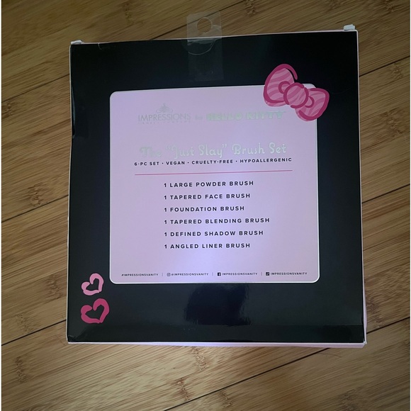 Hello Kitty Makeup Brushes - Picture 2 of 2